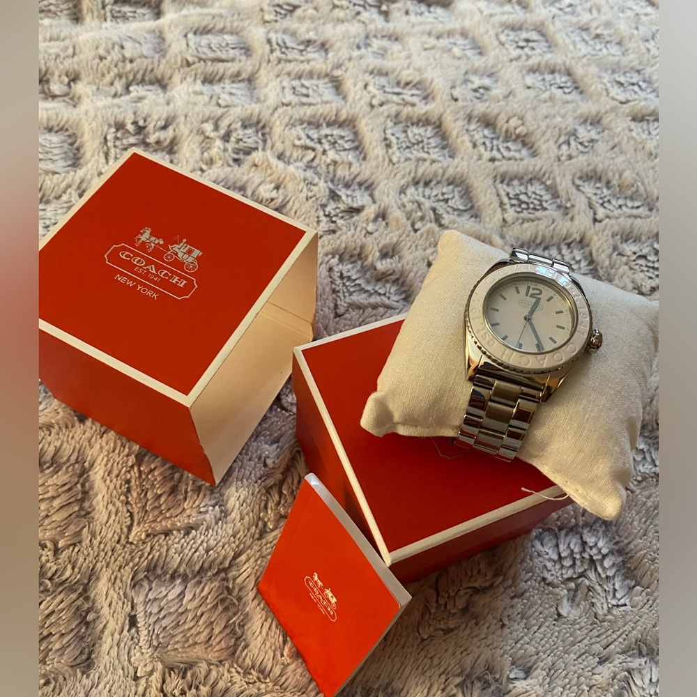 Beautiful Coach watch, new. silver and white color.